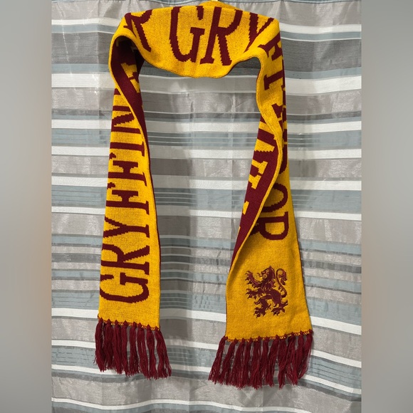 Harry Potter Gryffindor Scarf - Picture 2 of 4
